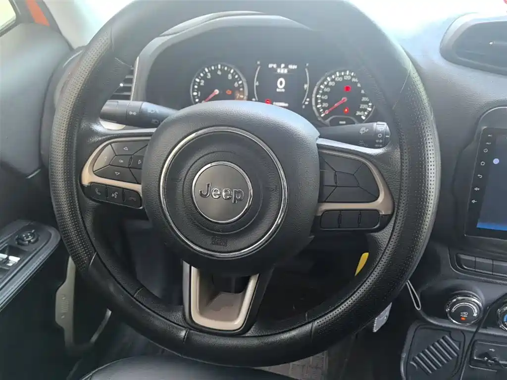 Jeep Renegade 2017 — фото 11