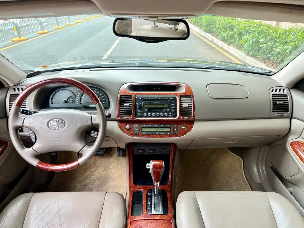 Toyota Camry 2004 — фото 10
