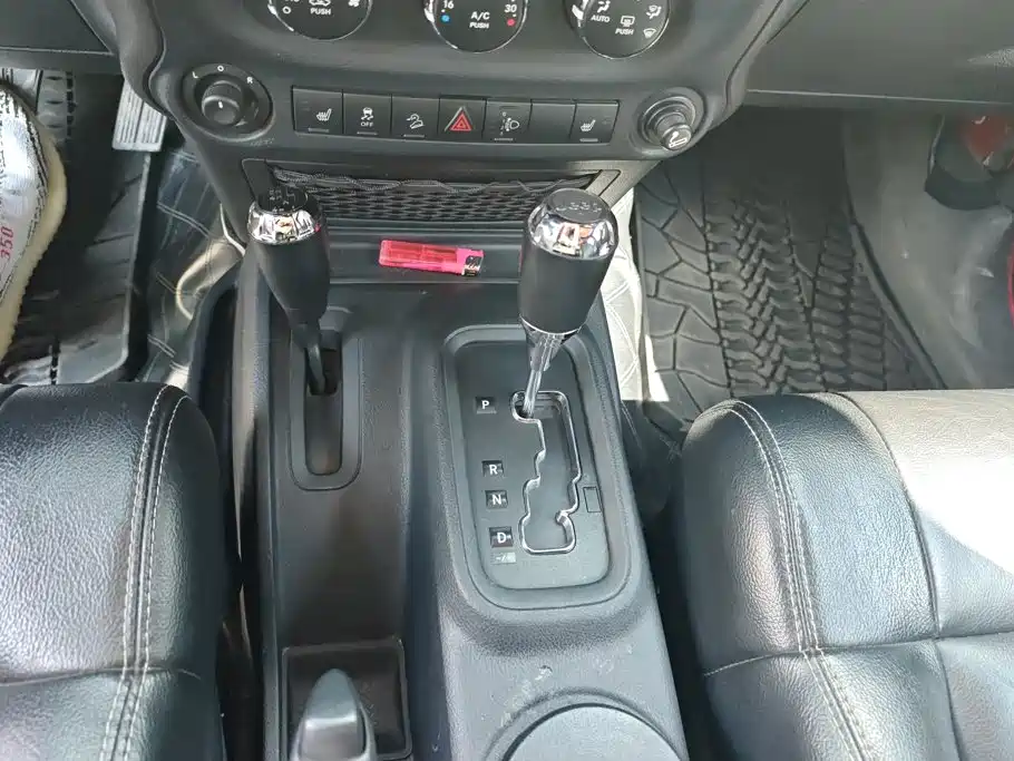 Jeep Wrangler 2012 — фото 16