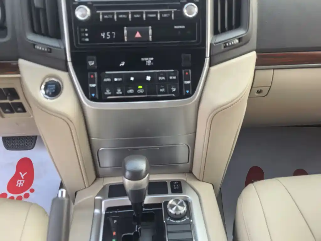 Toyota Land Cruiser 2018 — фото 8