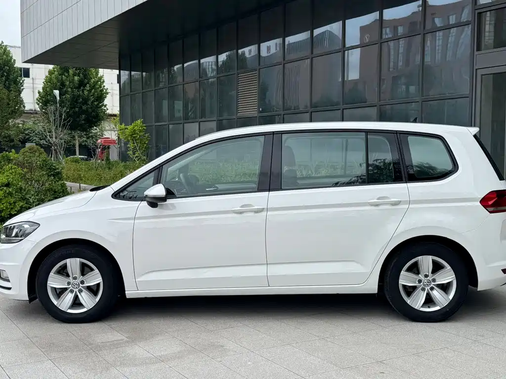Volkswagen Touran 2017 — фото 10