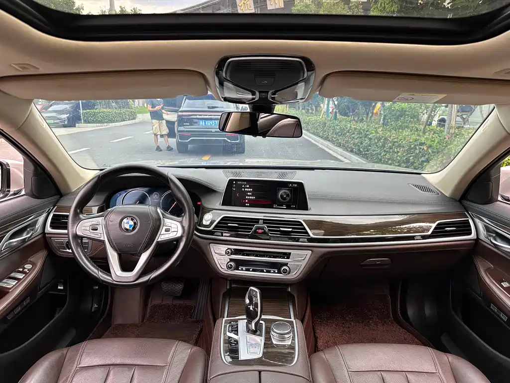 BMW 7 Series 2017 — фото 11