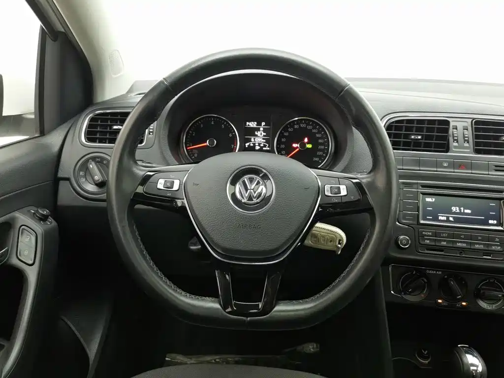 Volkswagen Polo 2017 — фото 11