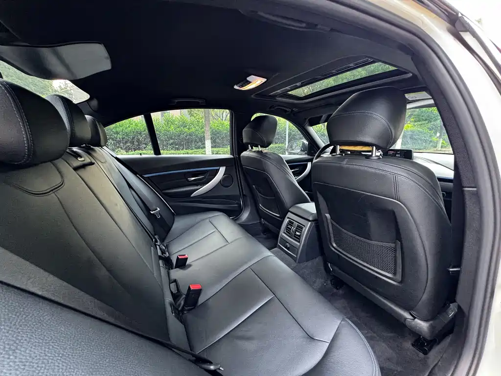 BMW 3 Series 2018 — фото 16