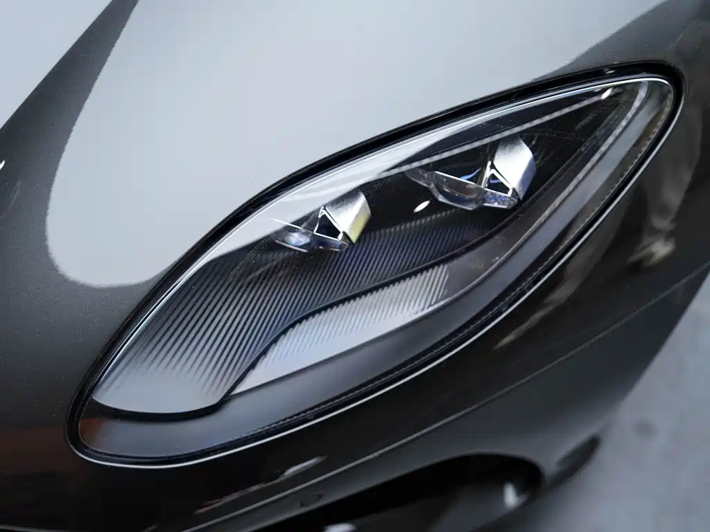 Aston Martin DBS 2019 — фото 20