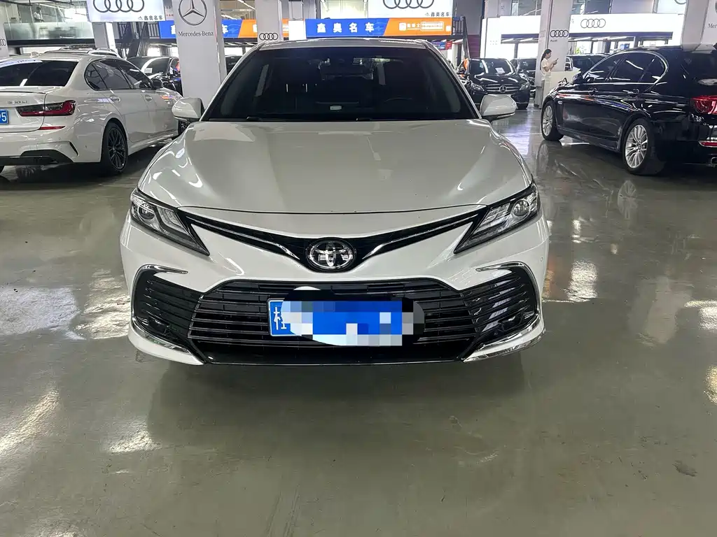 Toyota Camry 2022 — фото 1