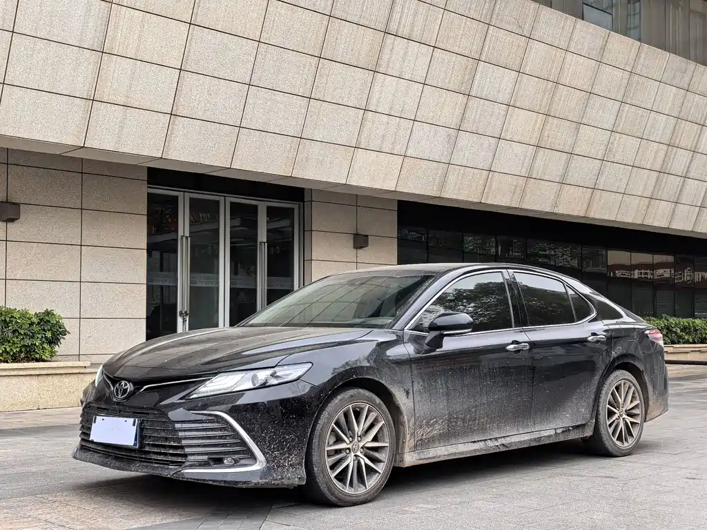 Toyota Camry 2022 — фото 1