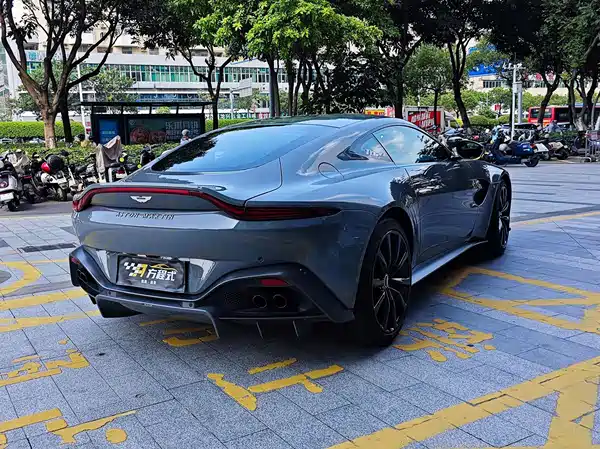 Aston Martin V8 Vantage 2022