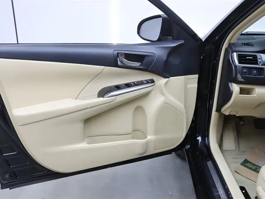 Toyota Camry 2017 — фото 12