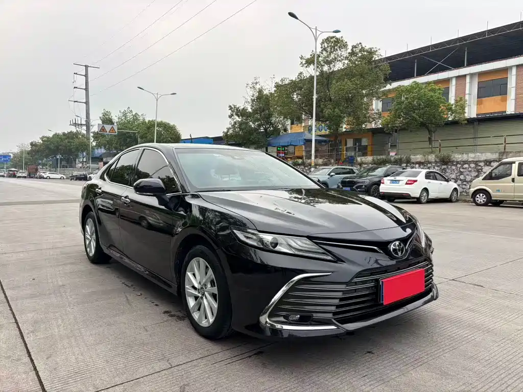 Toyota Camry 2023 — фото 1