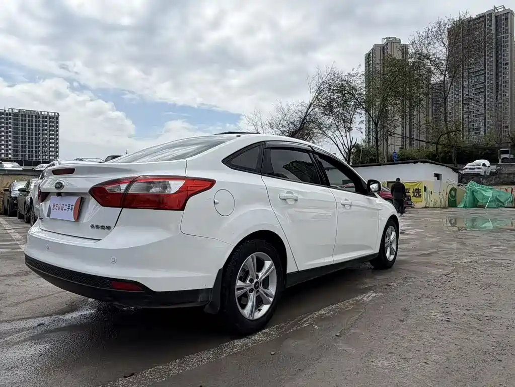Ford Focus 2013 — фото 14