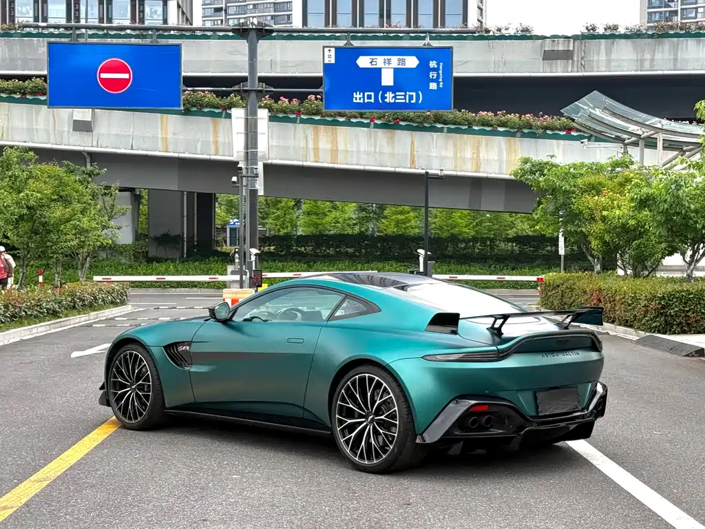 Aston Martin V8 Vantage 2022 — фото 9