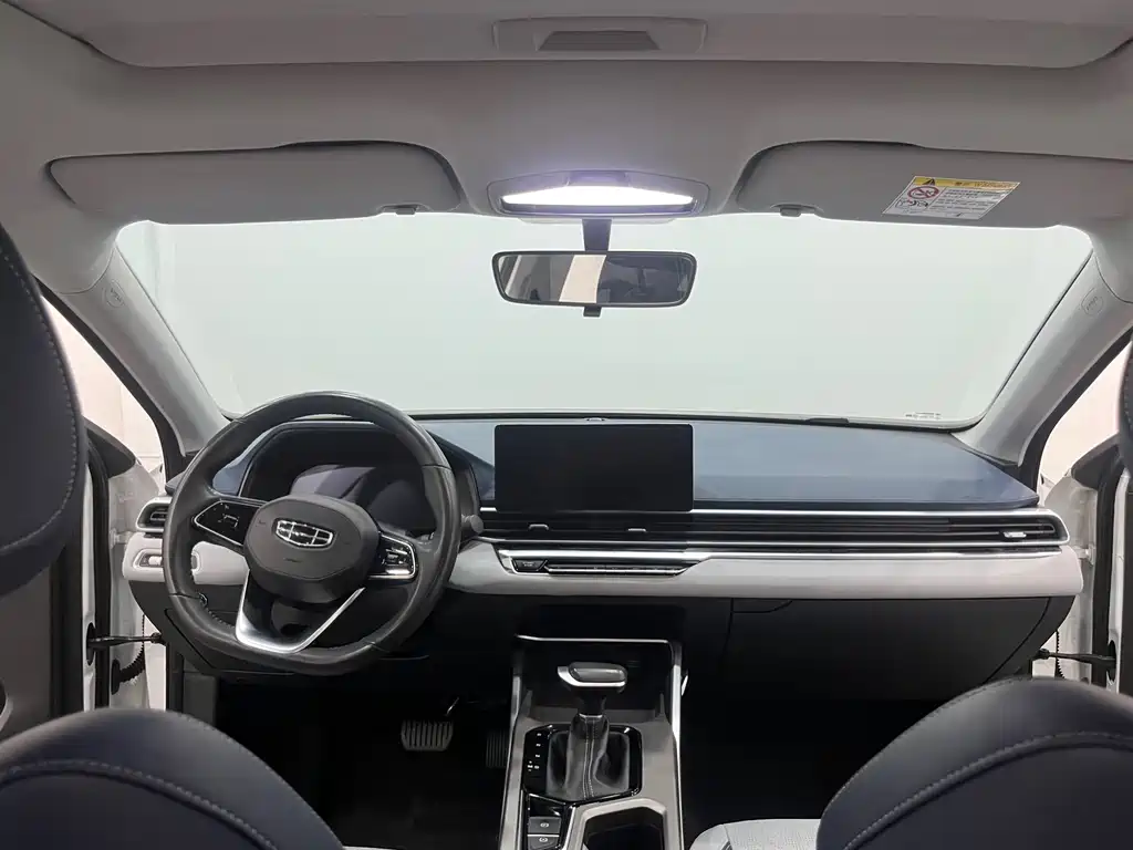Geely Emgrand 2022