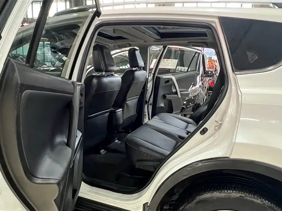 Toyota RAV4 2017 — фото 18