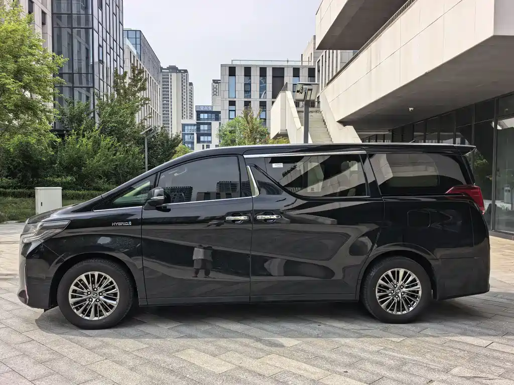 Toyota Alphard 2023 — фото 3