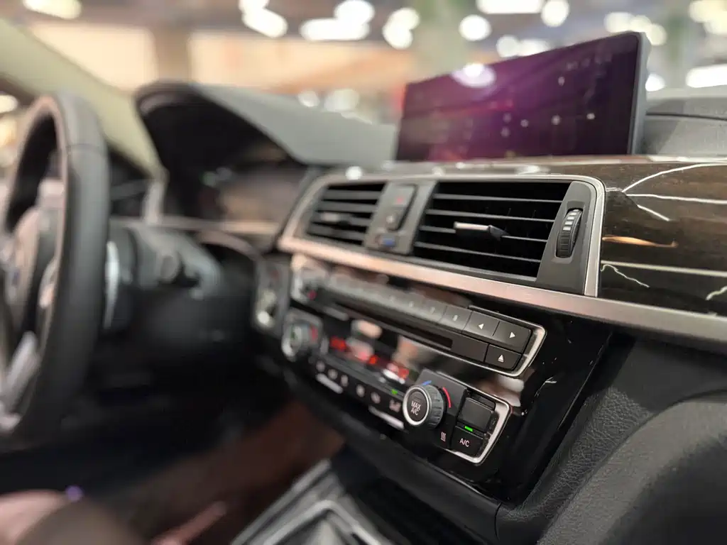 BMW 3 Series 2018 — фото 36
