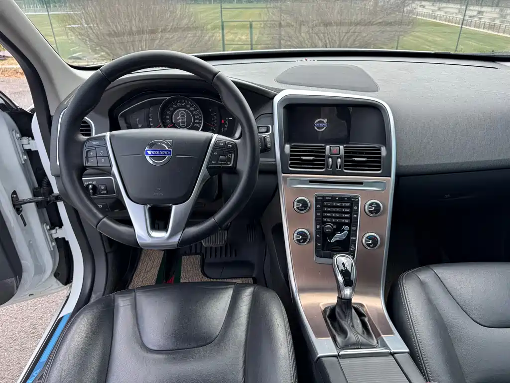 Volvo XC60 2017 — фото 16