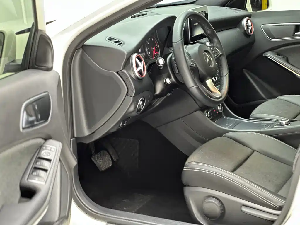 Mercedes-Benz A-Class 2018 — фото 13