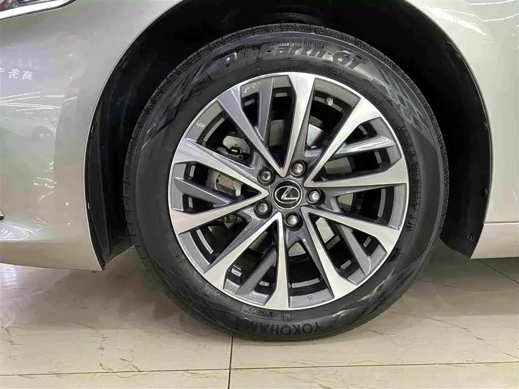 Lexus ES 2024