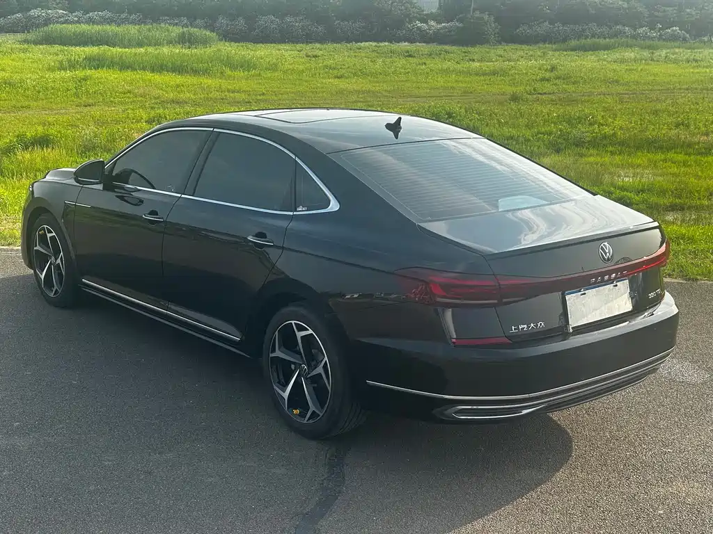 Volkswagen Passat 2023 — фото 14