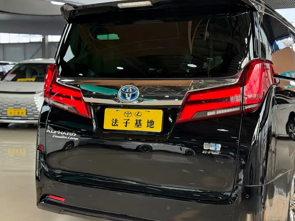 Toyota Alphard 2020 — фото 26