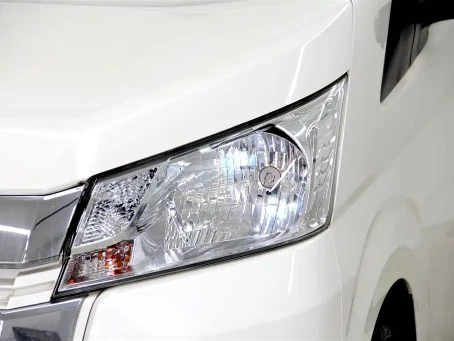 Toyota Hiace 2021 — фото 32