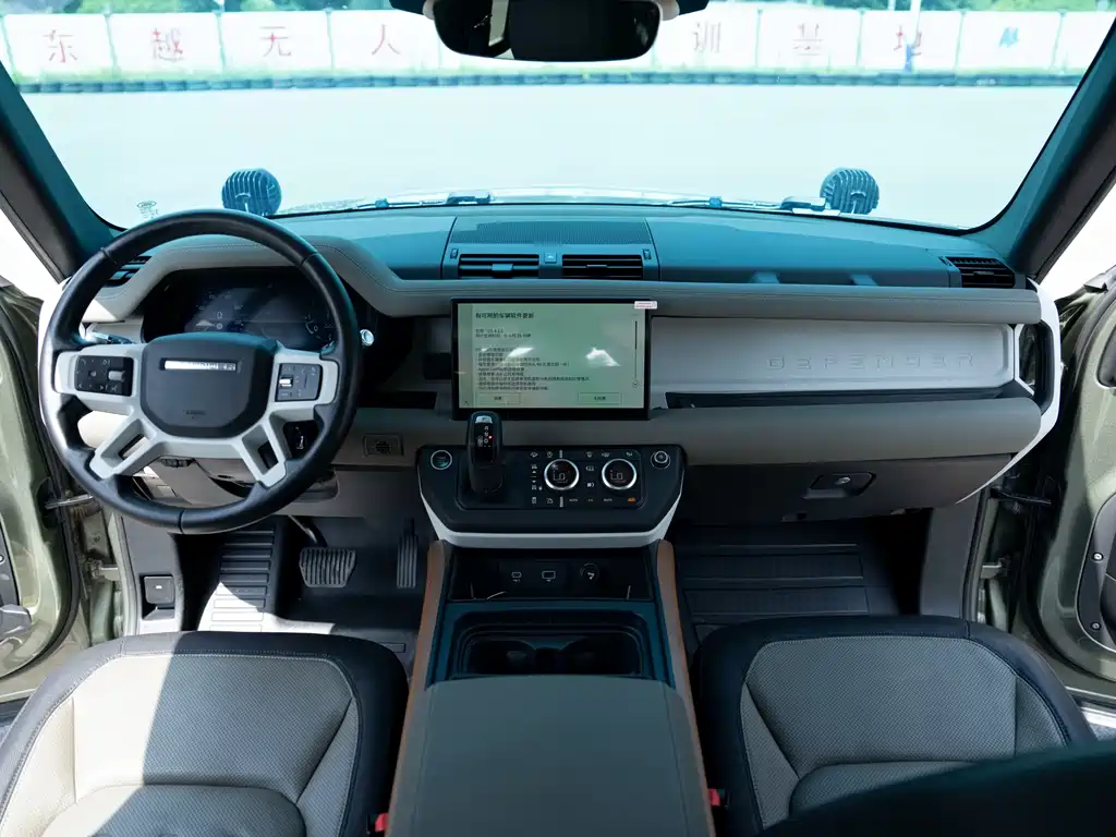 Land Rover Defender 2021 — фото 10
