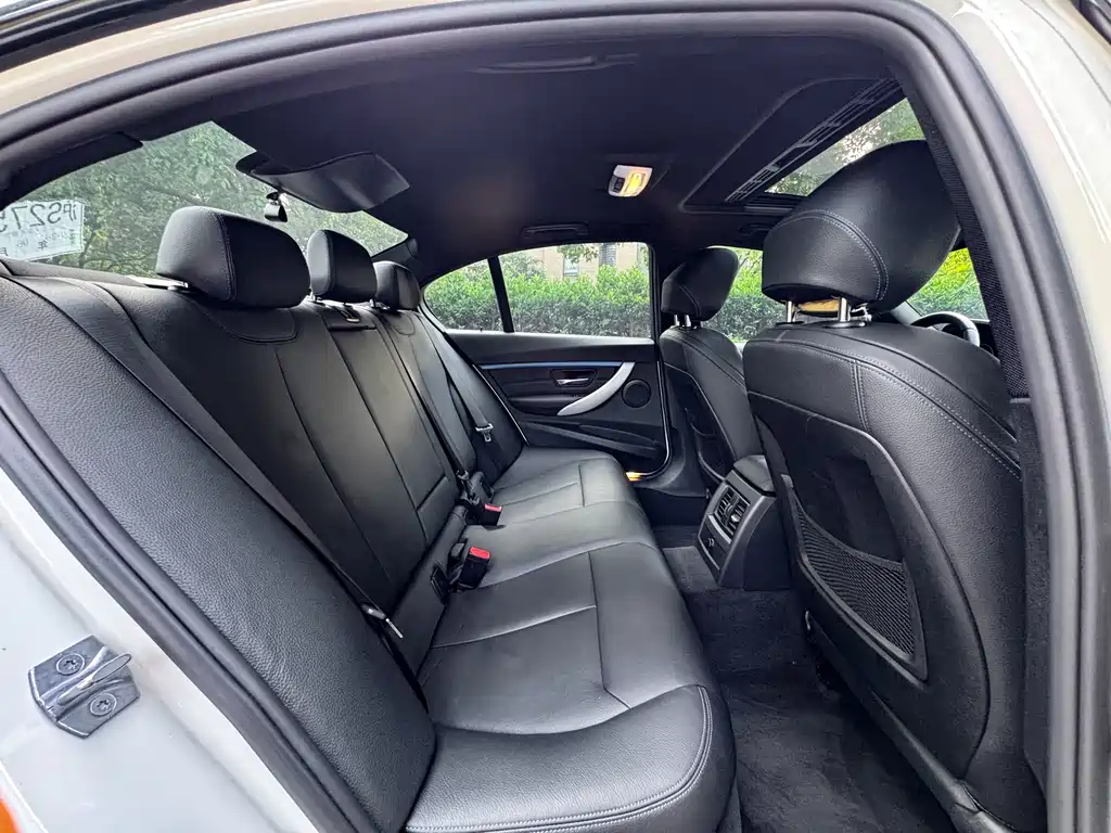 BMW 3 Series 2018 — фото 15