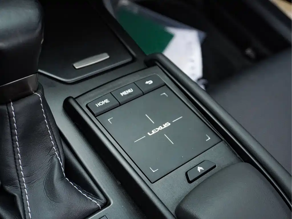 Lexus ES 2018 — фото 12