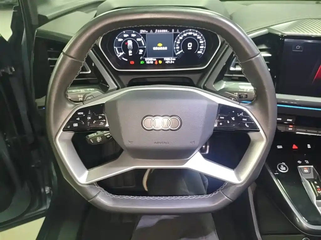 Audi Q4 e-tron 2023 — фото 11