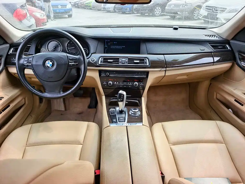 BMW 7 Series 2009 — фото 16