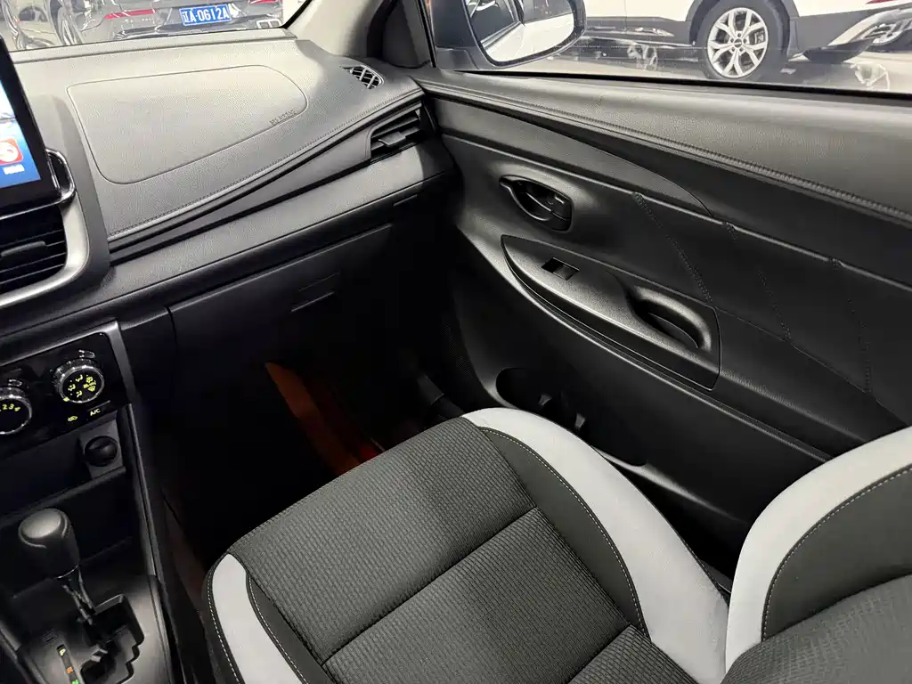 Toyota Yaris L 2022 — фото 12