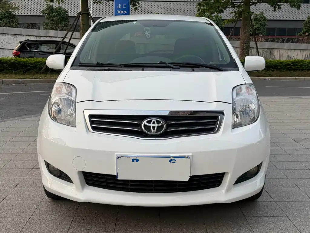 Toyota Yaris 2013 — фото 2