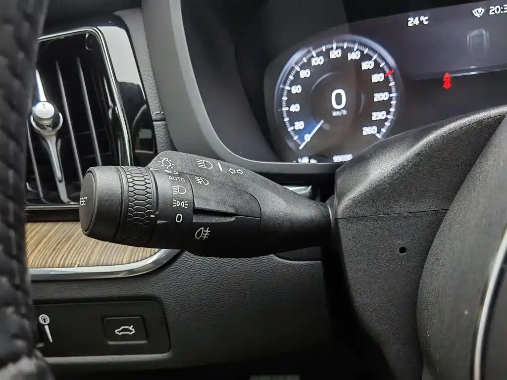 Volvo XC60 2020 — фото 21