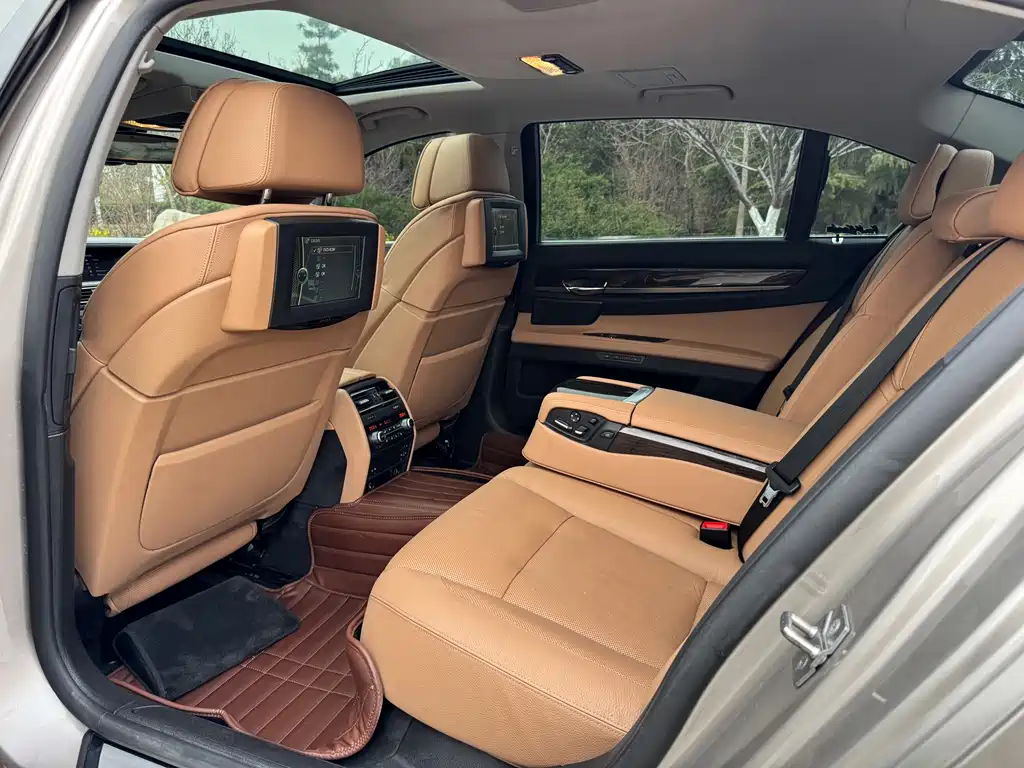 BMW 7 Series 2012 — фото 26