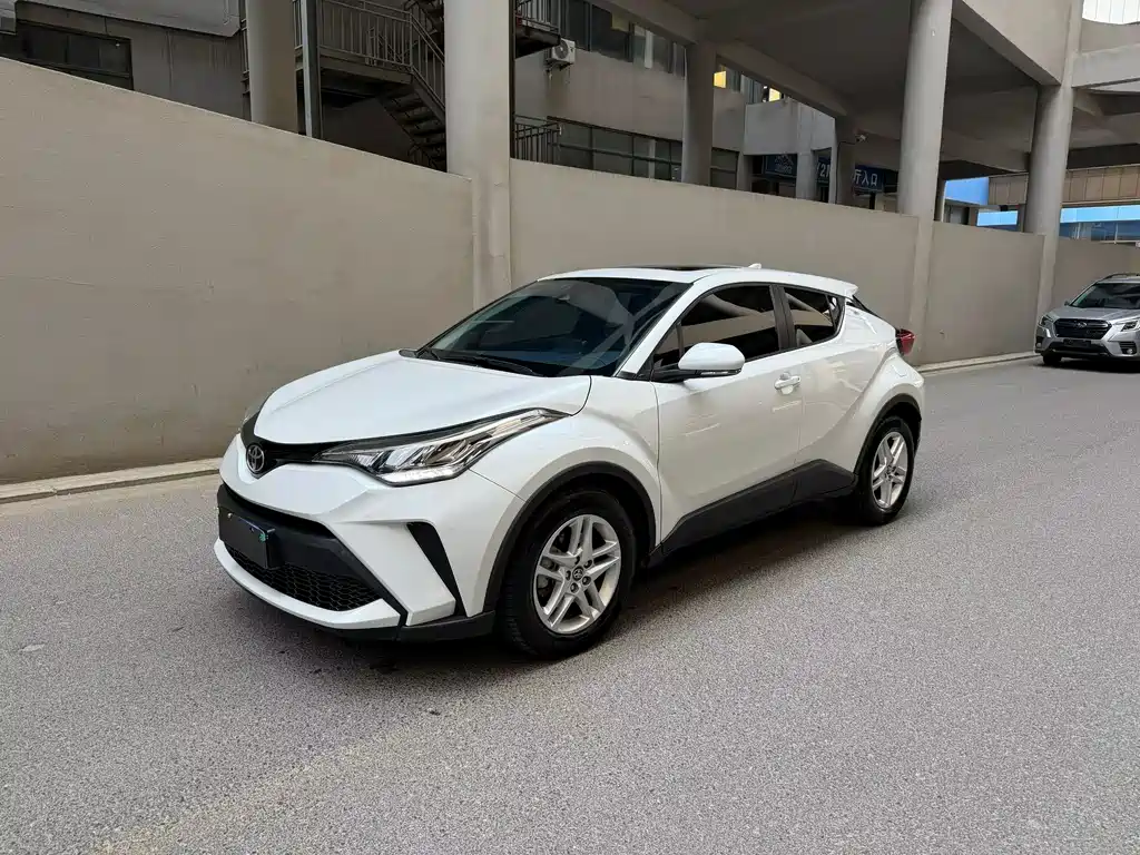 Toyota C-HR 2023 — фото 1
