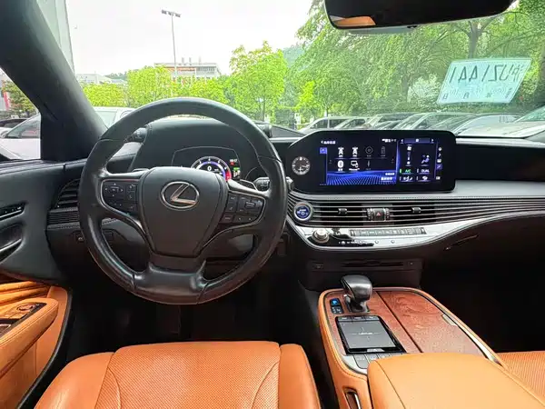 Lexus LS 2021