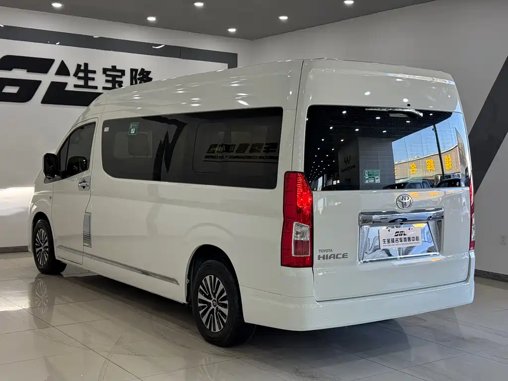 Toyota Hiace 2023 — фото 6