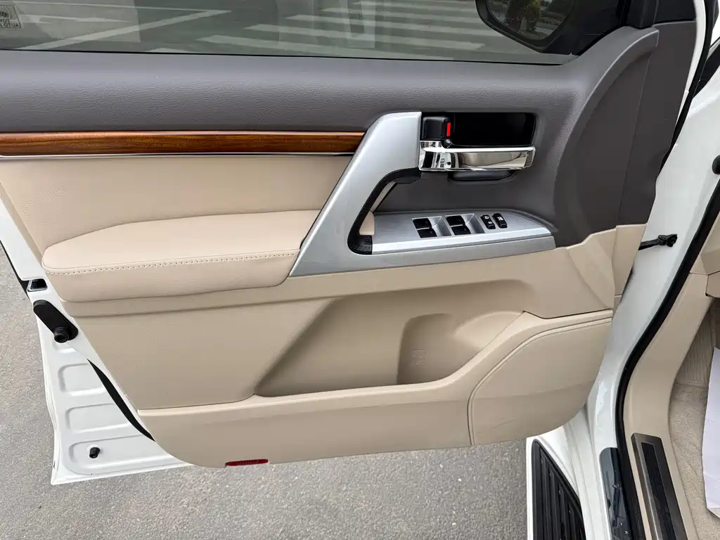 Toyota Land Cruiser 2018 — фото 12