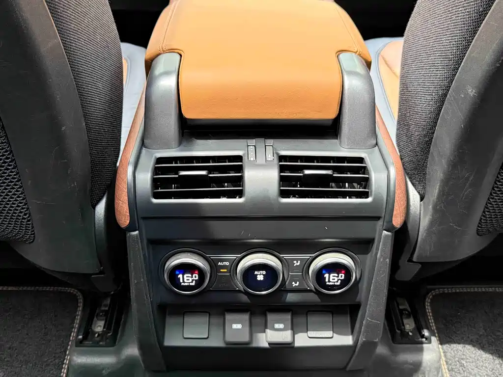 Land Rover Defender 2023 — фото 12