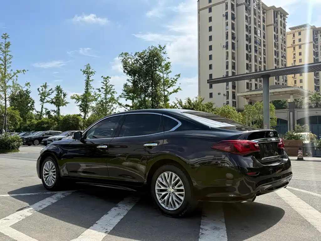 Infiniti Q70 2015
