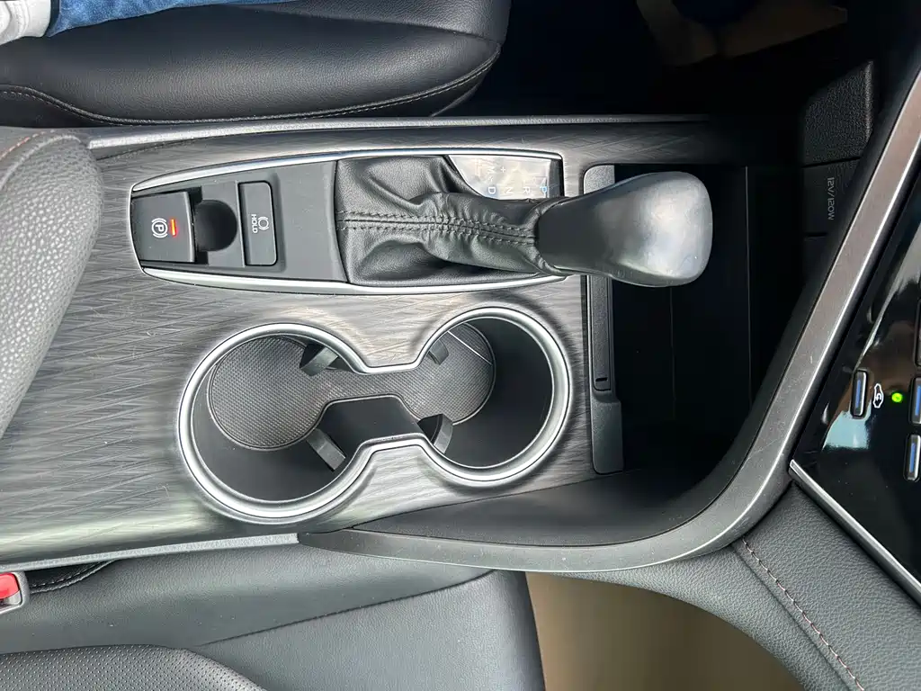 Toyota Camry 2023 — фото 13