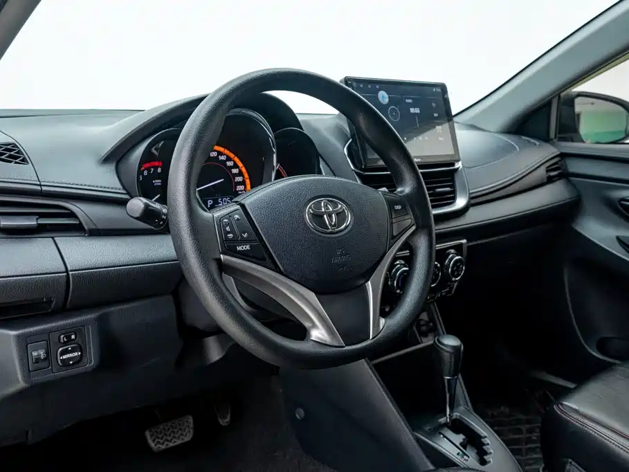 Toyota Yaris L 2022 — фото 9