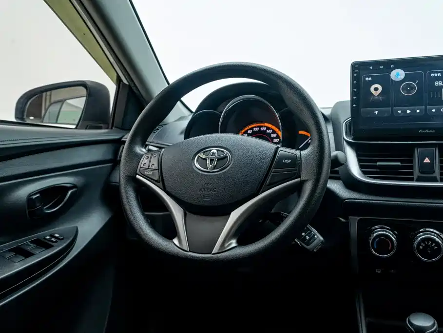 Toyota Yaris L 2022 — фото 15