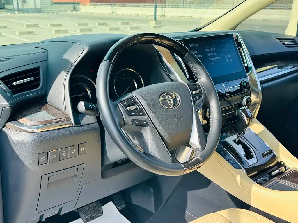 Toyota Alphard 2023 — фото 11