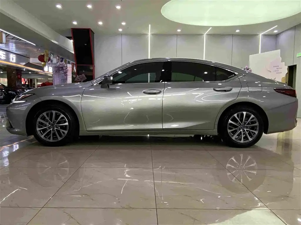 Lexus ES 2024