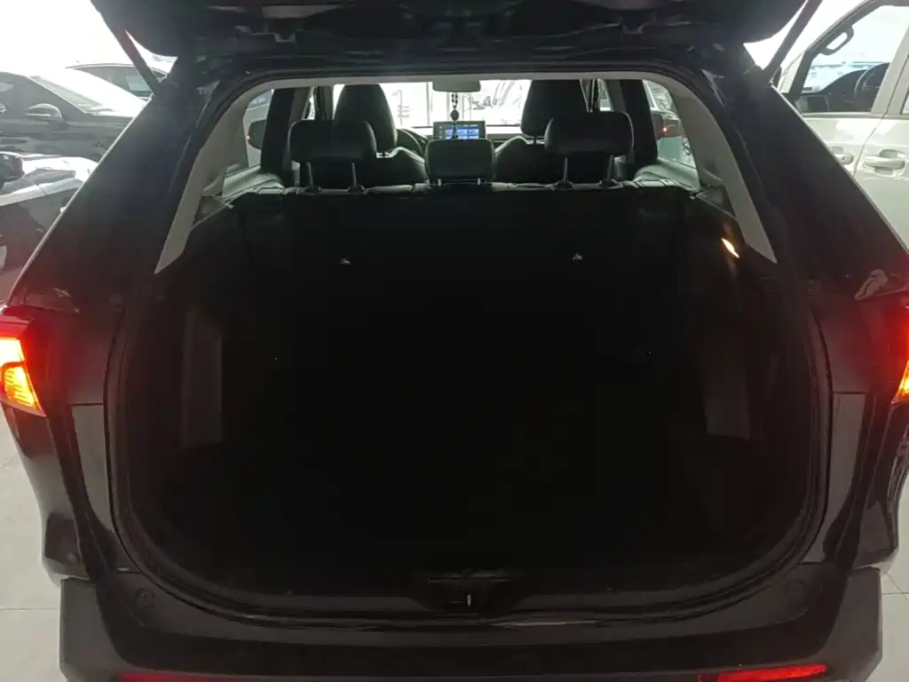 Toyota RAV4 2023 — фото 19
