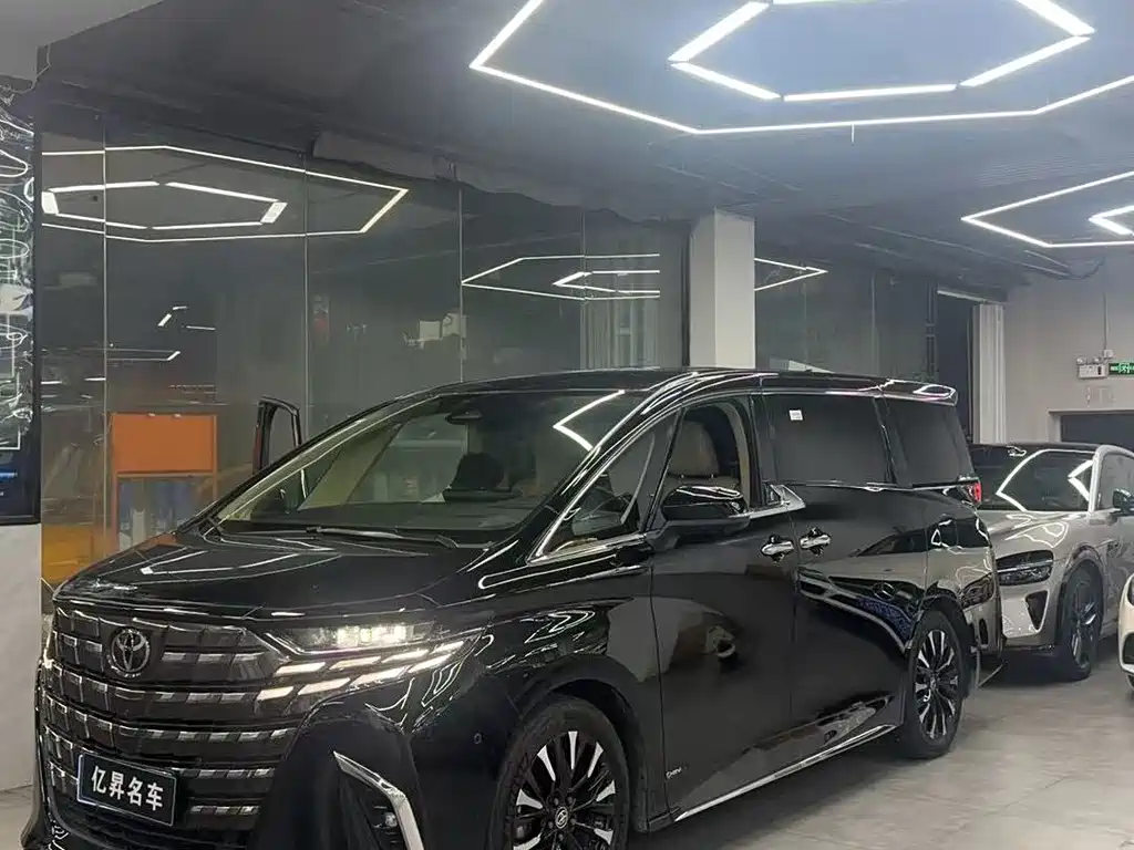 Toyota Alphard 2024 — фото 1