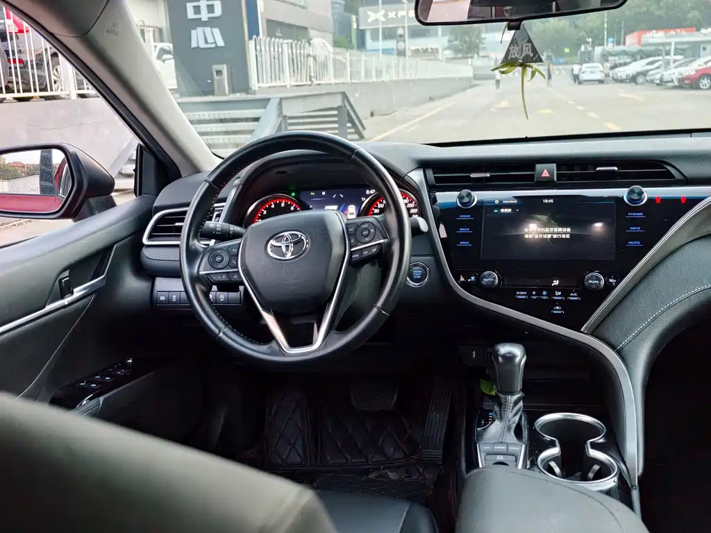 Toyota Camry 2019 — фото 18