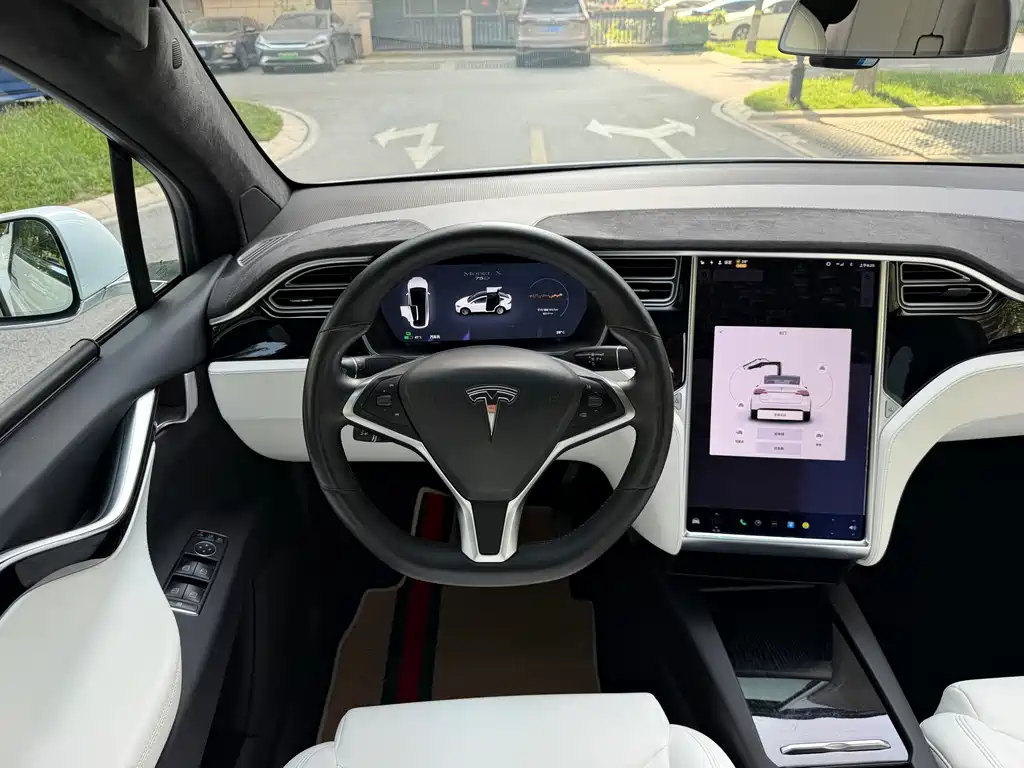 Tesla Model X 2017 — фото 11